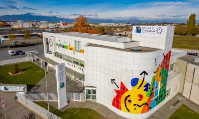 Banca di Cherasco ha scelto la coloratissima arte di Coco Cano per rinnovare la sede