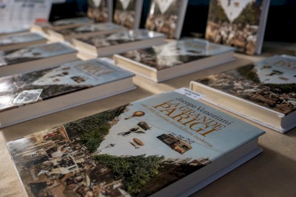 La presentazione di La Grande Parigi al Ponte del Dialogo