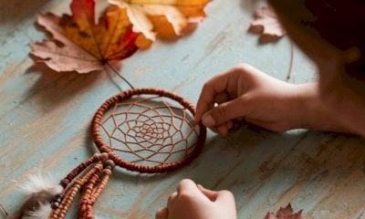Dalle foglie autunnali l’ispirazione per costruire un acchiappasogni in un laboratorio creativo