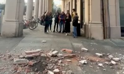 Crollano calcinacci sotto i portici di via Roma ad Alba: danneggiata un'auto