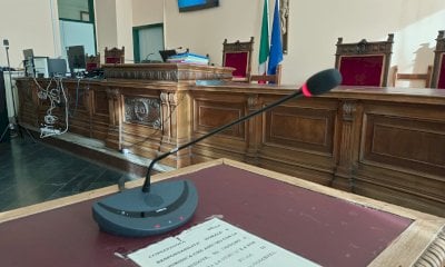 L’amico cade su una porta a vetri, lui non chiama i soccorsi: “Aveva paura di perdere la casa”