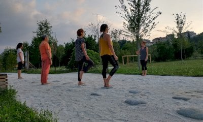 A piedi nudi nel parco: ecco perché camminare scalzi fa bene