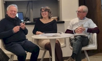 Bra, il vignettista Danilo Paparelli mattatore al Caffè Letterario di Albedo