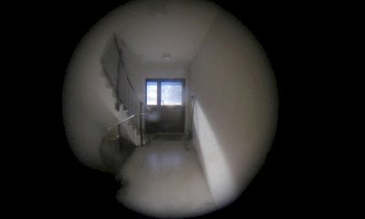 Troppi colpi contro il muro, i vicini la denunciano per stalking