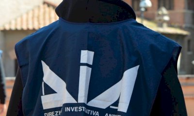 Smartphone ai mafiosi detenuti, perquisizioni anche a Cuneo e Fossano