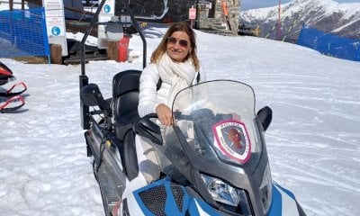 Lampeggianti e sirene per rendere onore a Tiziana Prin, pensionata dopo 39 anni in Polizia