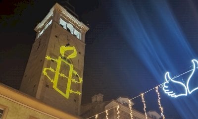 La “candelina” di Amnesty International proiettata sulla Torre civica di Cuneo il 10 dicembre