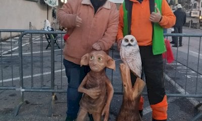 Edvige e Dobby da Hogwarts a… Farigliano: la magia di Harry Potter intagliata da Barba Brisiu