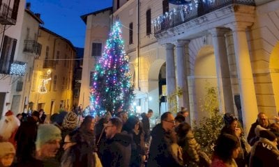 Garessio accende le feste: due alberi, musica itinerante e Babbo Natale tra la folla
