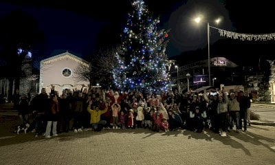 Rifreddo, il grande albero di piazza della Vittoria accende il Natale