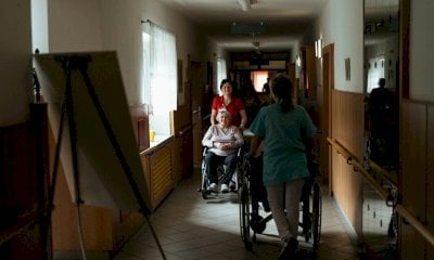 Maltrattamenti agli anziani della casa di riposo, la oss accusata si difende: “Mai nessuna violenza”