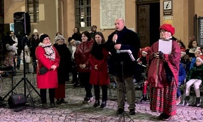 Cherasco, grande festa per l'accensione dell'Albero di Natale davanti al municipio
