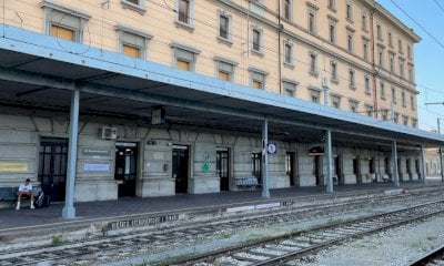Alla stazione di Cuneo il treno si aspetta al freddo: 