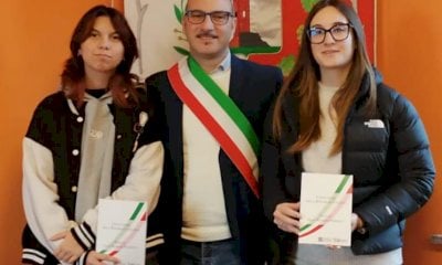 Rocca Cigliè celebra le neo-diciottenni Beatrice e Carlotta con la consegna della Costituzione