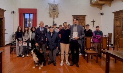 Renato Quaglia, 107 anni, consegna la Costituzione ai neo diciottenni di Garessio