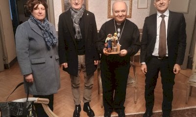 Consegnata al vescovo di Alba la statuina-simbolo dei valori del lavoro, realizzata da Claudio Riso