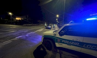 Bra, danneggia due auto in sosta facendo manovra: aveva un tasso alcolemico cinque volte oltre il limite