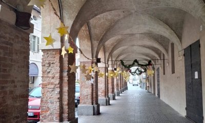 A Cherasco i portici della piazza del Comune addobbati dai bimbi della Scuola dell'Infanzia