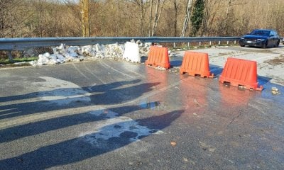 Cedimento della carreggiata lungo la provinciale 12 in un tratto già chiuso in via precauzionale