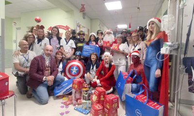 Al "Santa Croce" Babbo Natale arriva con l'autoscala dei Vigili del Fuoco