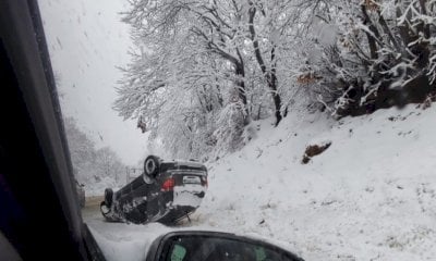 Bufera di neve a Prato Nevoso, auto ribaltata sulla provinciale