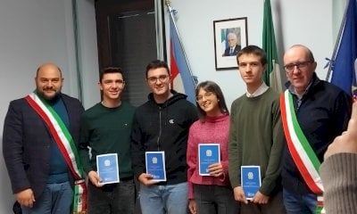 Brondello e Pagno insieme per i neomaggiorenni: consegnate le Costituzioni ai nuovi cittadini