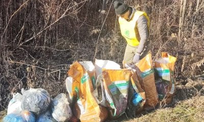 Chili di scarpe, bottiglie e rifiuti domestici rimossi dal rio Riavolo tra Roddino e Dogliani