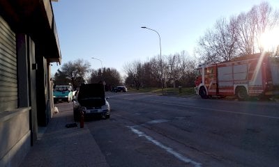 Auto prende fuoco, intervento dei pompieri a Savigliano