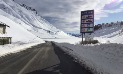 Raffiche di vento e neve sulla carreggiata, chiuso il colle della Maddalena
