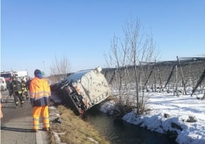 Camion di mangimi si ribalta in una bealera
