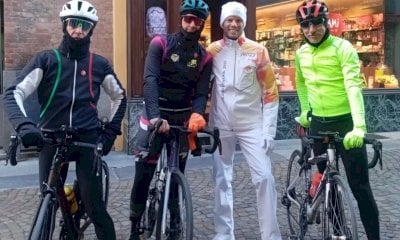 Carrù, gli Amici del Pedale salutano i tedofori al passaggio della fiaccola olimpica
