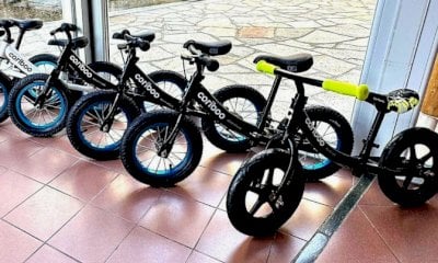 Carrù, i Brav'Om donano otto biciclette senza pedali alla scuola dell'Infanzia