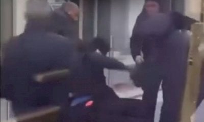 La folle aggressione al capotreno di Bra ripresa in video