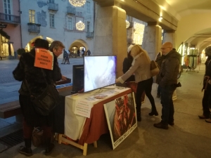 Presidio animalista davanti a Zara