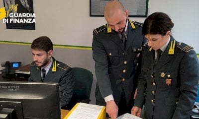 Oltre 1.200 anziani raggirati e convinti a comprare casalinghi per migliaia di euro: colpi anche nella Granda