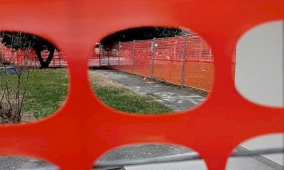 Lavori in ritardo e un cantiere che crea disagi, gli abitanti di via Bernini chiedono chiarimenti