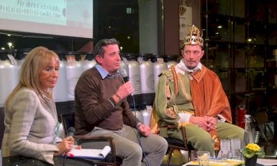 Carri e gruppi mascherati protagonisti allo storico Carnevale di Dronero