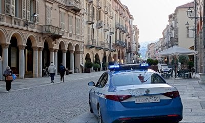 Cuneo, prende a calci un poliziotto per una notifica. Nessuna condanna