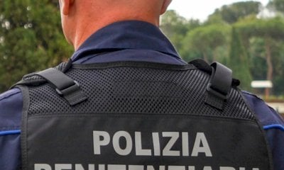 Il detenuto rischia di morire, lo salva un agente con la rianimazione