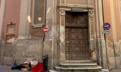 Quei sacchi di spazzatura davanti all’ex chiesa dell’Annunziata