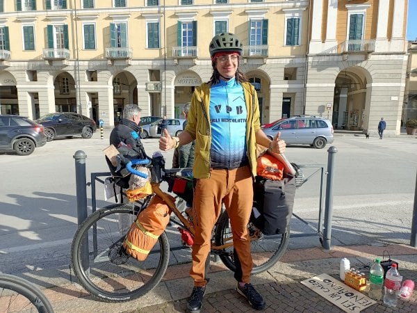 La partenza di Simone Avataneo da piazza Galimberti