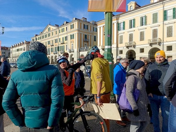 La partenza di Simone Avataneo da piazza Galimberti