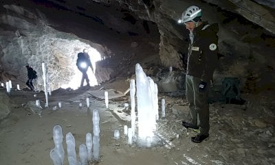Lo spettacolo delle stalagmiti di ghiaccio nella grotta del Rio Martino a Crissolo