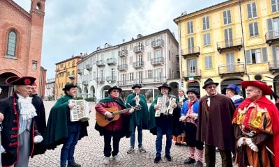 Il Carnevale della Famija Albeisa ha fatto tappa in Comune in attesa del Ballo dei Bambini