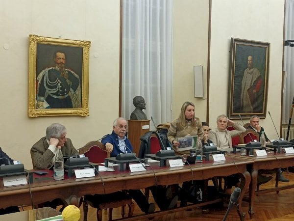 Il consiglio comunale su piazza Europa