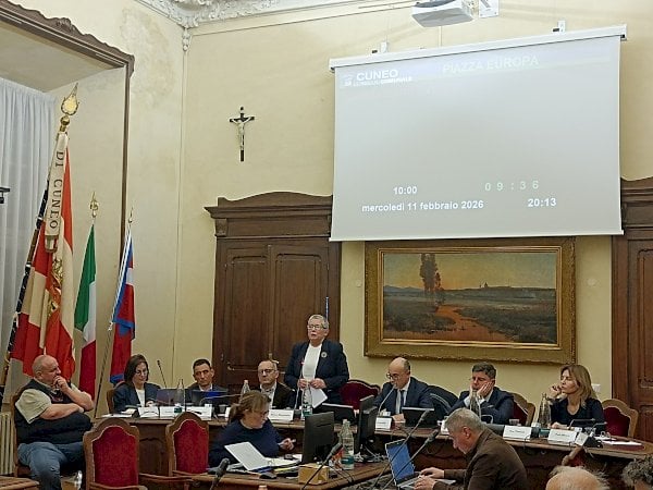 Il consiglio comunale su piazza Europa