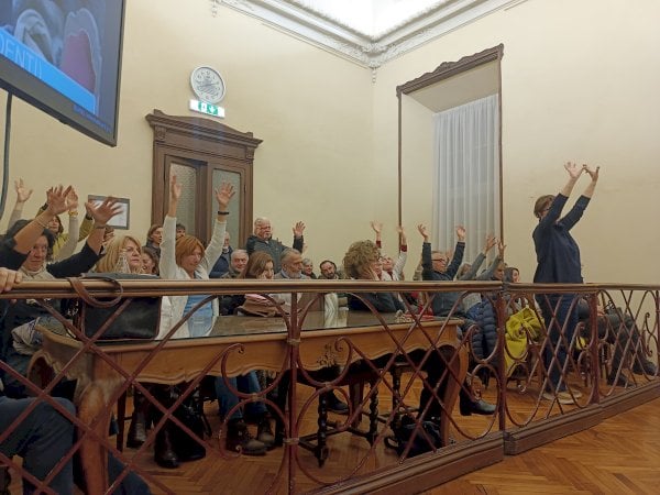 Il consiglio comunale su piazza Europa