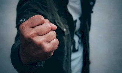 Carr&ugrave;, padre e figlio aggrediti denunciano: "Sono sempre loro, nessuno fa niente"