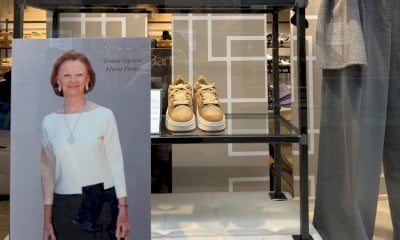 Folla in piazza Duomo per l&rsquo;ultimo saluto di Alba alla matriarca dei Ferrero