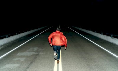 Botte alla &ldquo;samaritana&rdquo; che lo soccorreva in strada